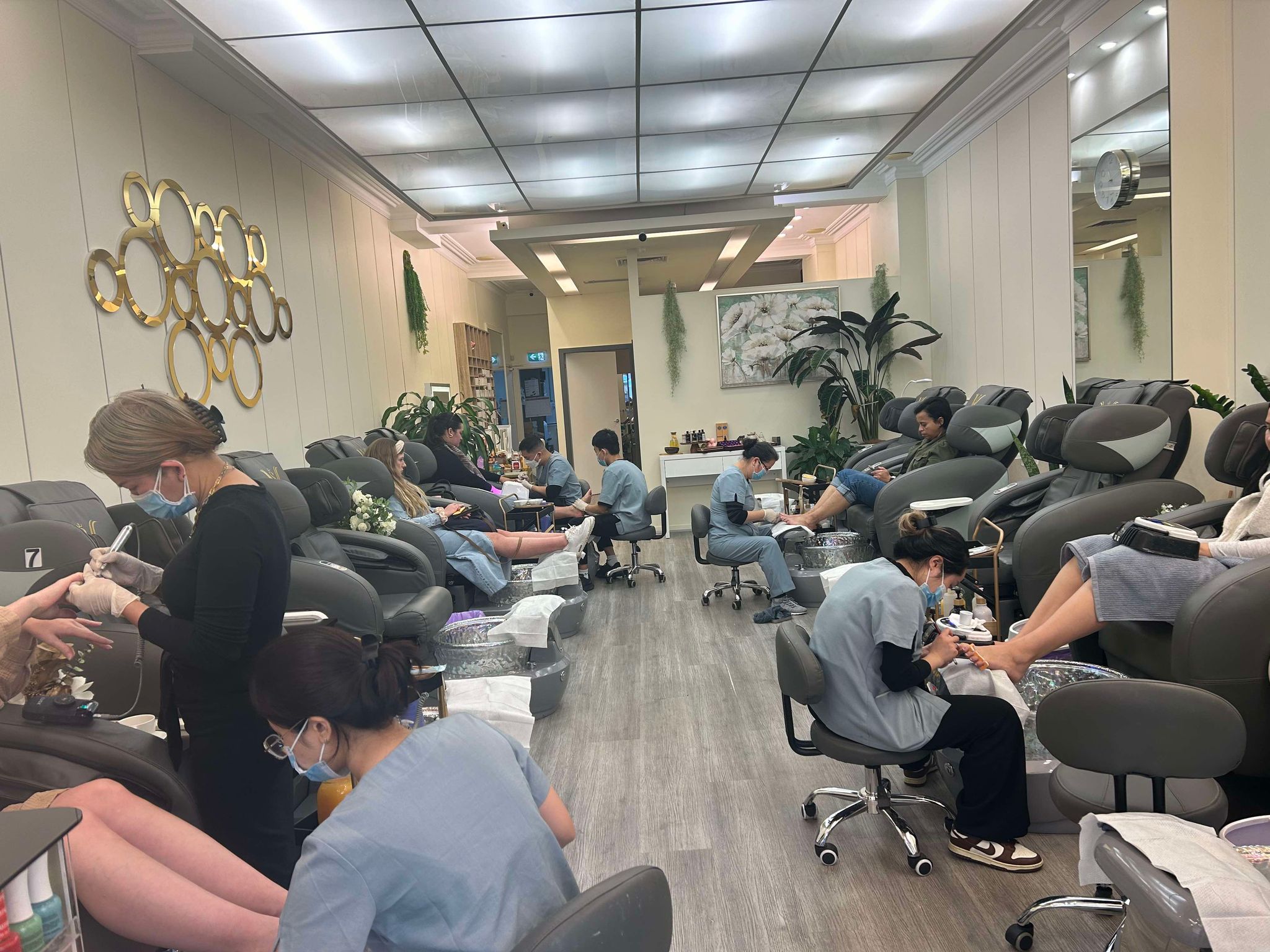 Top Salons Known for Stunning BIAB ⁣Wedding Nails